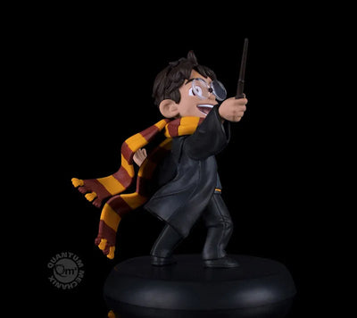 Q Pop - Harry Potter: Harry Potter First Spell PVC Figureㅤ – Gantaku – ActionFigureBrasil — ângulo diferente