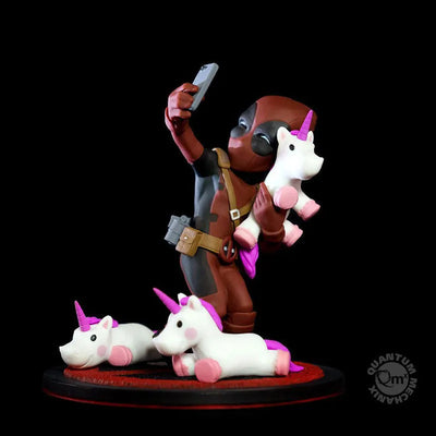 Q Pop - Marvel Comics: Deadpool PVC Figure Selfie verㅤ – Gantaku – ActionFigure Brasil