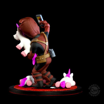 Q Pop - Marvel Comics: Deadpool PVC Figure Selfie verㅤ – Gantaku – ActionFigureBrasil — close