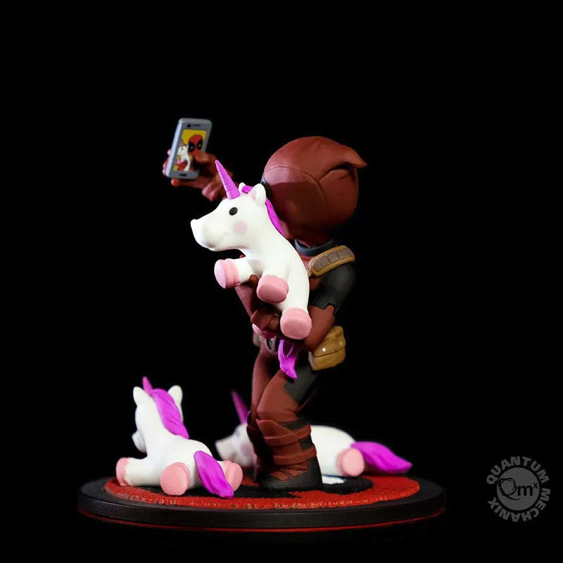 Q Pop - Marvel Comics: Deadpool PVC Figure Selfie verㅤ – Gantaku – ActionFigure Brasil
