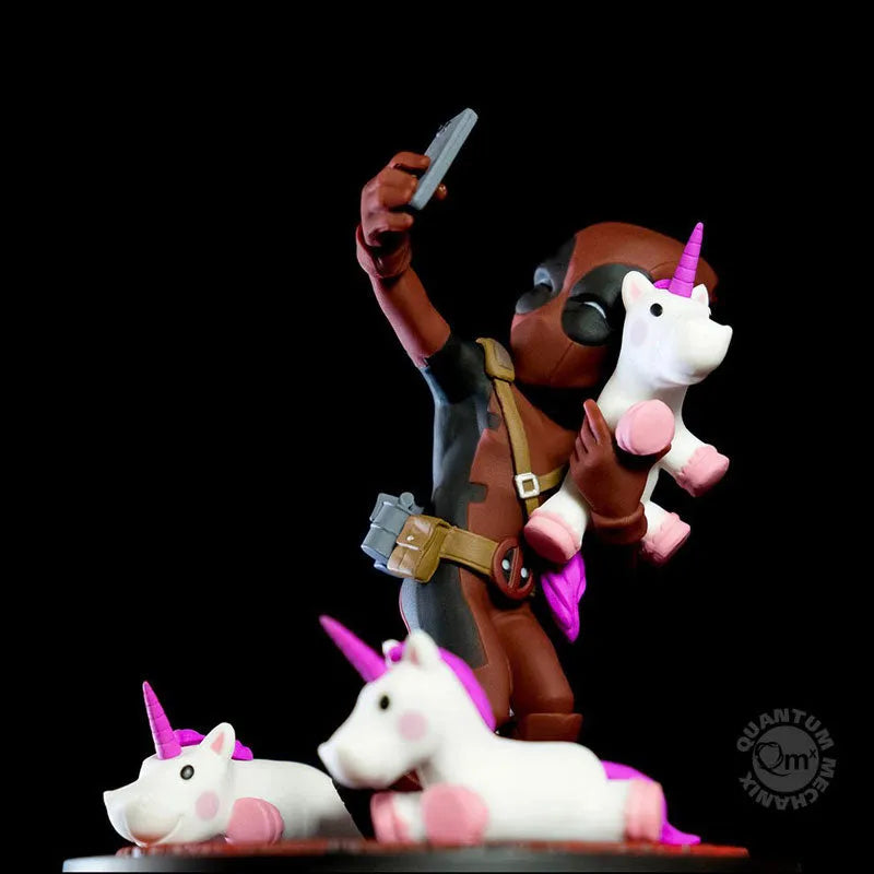 Q Pop - Marvel Comics: Deadpool PVC Figure Selfie verㅤ – Gantaku – ActionFigure Brasil