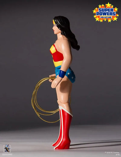 Retro Kenner 12 Inch Action Figure DC Comics Super Powers Collection Wonder Womanㅤ – Gentle Giant – ActionFigure Brasil — com base expositora