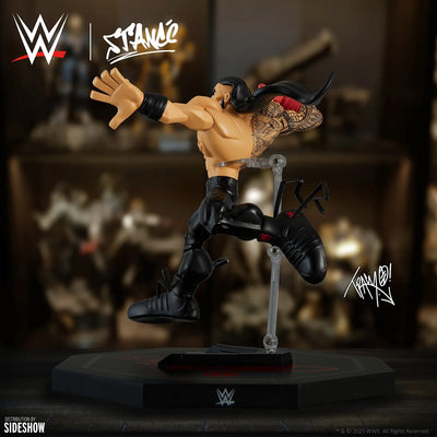 Roman Reigns - LIMITED EDITION – Stancé Designer Art Toys – ActionFigure Brasil — com base expositora