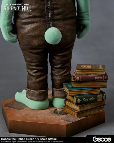 SILENT HILL x Dead by Daylight / Robbie the Rabbit Green 1/6 Scale Statueㅤ – Gecco – ActionFigure Brasil — ambientada
