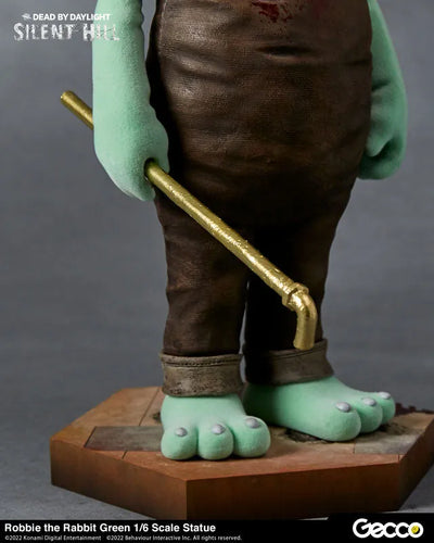 SILENT HILL x Dead by Daylight / Robbie the Rabbit Green 1/6 Scale Statueㅤ – Gecco – ActionFigure Brasil — com base expositora