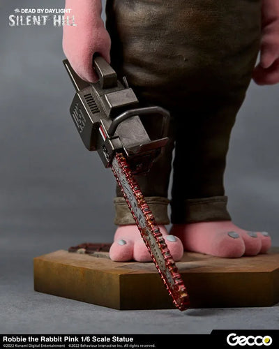 SILENT HILL x Dead by Daylight / Robbie the Rabbit Pink 1/6 Scale Statueㅤ – Gecco – ActionFigure Brasil — ângulo diferente