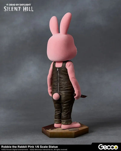 SILENT HILL x Dead by Daylight / Robbie the Rabbit Pink 1/6 Scale Statueㅤ – Gecco – ActionFigure Brasil — com base expositora