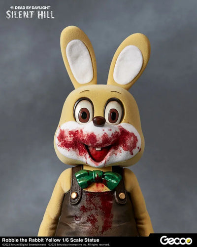 SILENT HILL x Dead by Daylight / Robbie the Rabbit Yellow 1/6 Scale Statueㅤ – Gecco – ActionFigure Brasil — com base expositora