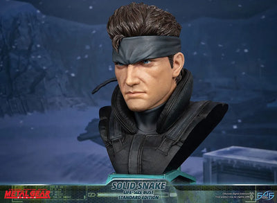 Solid Snake - LIMITED EDITION: 450 – First 4 Figures – ActionFigure Brasil — ângulo diferente