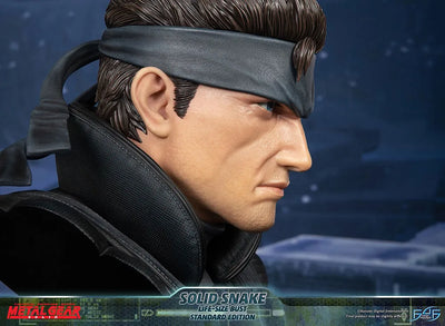 Solid Snake - LIMITED EDITION: 450 – First 4 Figures – ActionFigure Brasil — com base expositora