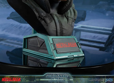 Solid Snake - LIMITED EDITION: 450 – First 4 Figures – ActionFigure Brasil — ângulo diferente