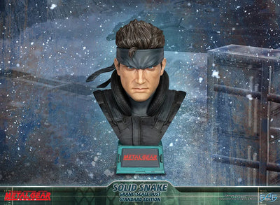 Solid Snake - LIMITED EDITION: 600 – First 4 Figures – ActionFigure Brasil — ângulo diferente