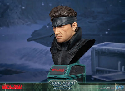 Solid Snake - LIMITED EDITION: 600 – First 4 Figures – ActionFigure Brasil — ângulo diferente