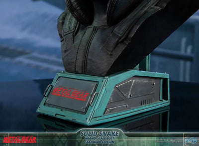 Solid Snake - LIMITED EDITION: 600 – First 4 Figures – ActionFigure Brasil — ângulo diferente