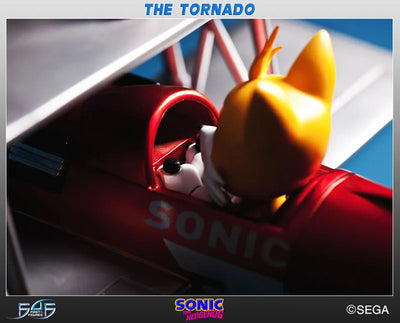 Sonic the Hedgehog 2 - The Tornado Sonic the Hedgehog & Tails Statueㅤ – First 4 Figures – ActionFigure Brasil — com base expositora