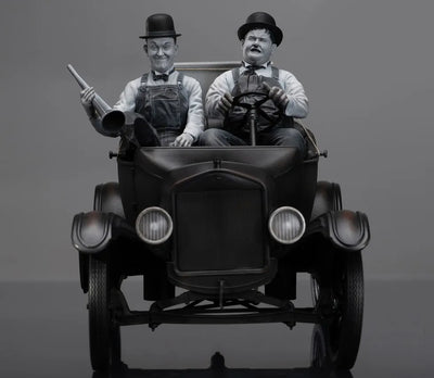 Stan Laurel & Oliver Hardy on Ford T – Infinite Statue – ActionFigure Brasil
