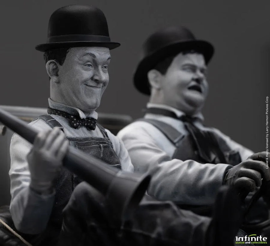 Stan Laurel & Oliver Hardy on Ford T – Infinite Statue – ActionFigure Brasil