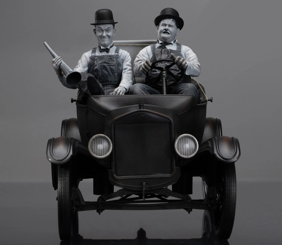 Stan Laurel & Oliver Hardy on Ford T – Infinite Statue – ActionFigure Brasil