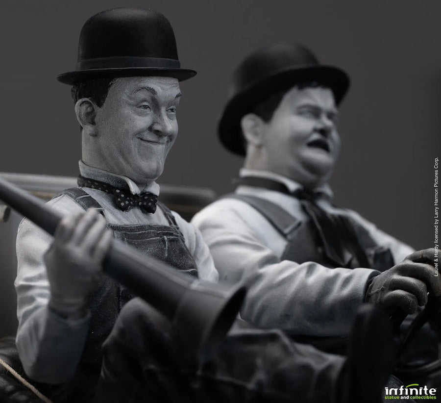 Stan Laurel & Oliver Hardy on Ford T – Infinite Statue – ActionFigure Brasil