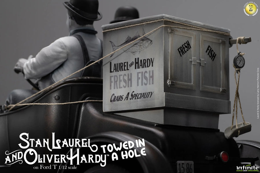 Stan Laurel & Oliver Hardy on Ford T – Infinite Statue – ActionFigure Brasil