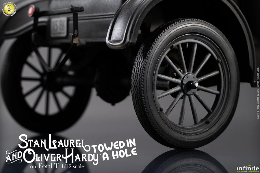 Stan Laurel & Oliver Hardy on Ford T – Infinite Statue – ActionFigure Brasil