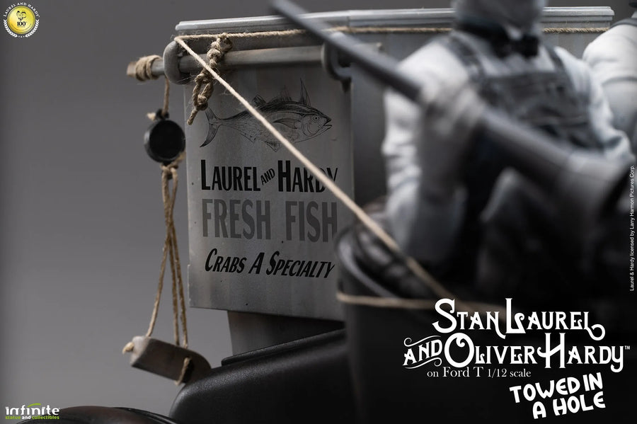 Stan Laurel & Oliver Hardy on Ford T – Infinite Statue – ActionFigure Brasil