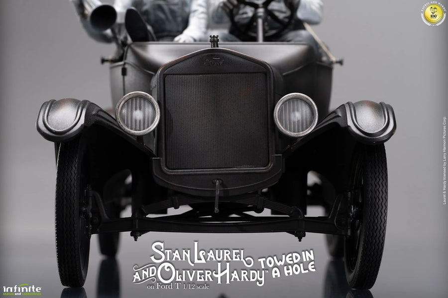 Stan Laurel & Oliver Hardy on Ford T – Infinite Statue – ActionFigure Brasil