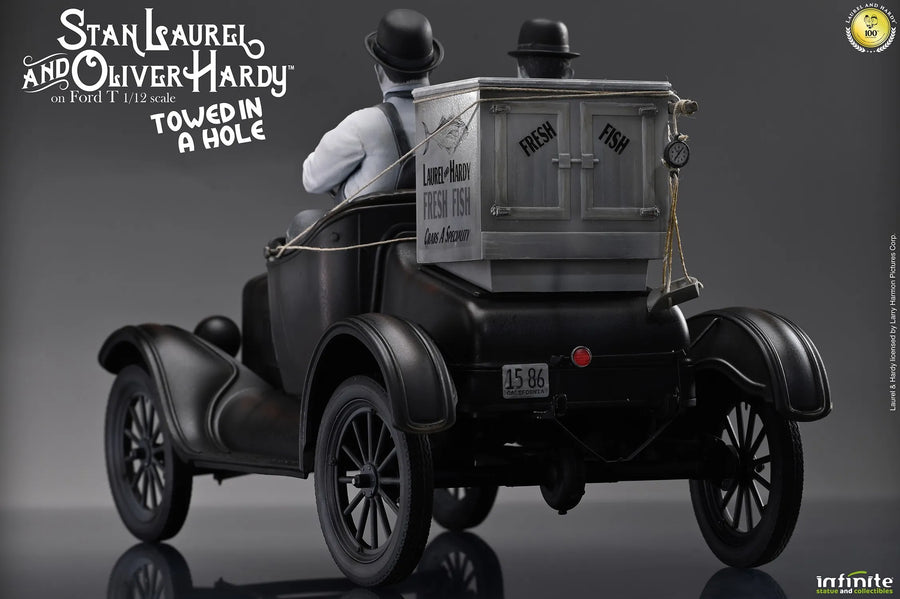 Stan Laurel & Oliver Hardy on Ford T – Infinite Statue – ActionFigure Brasil