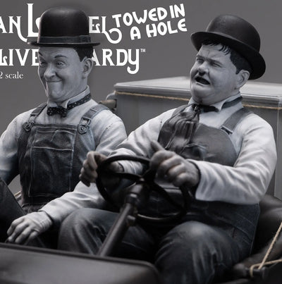 Stan Laurel & Oliver Hardy on Ford T – Infinite Statue – ActionFigure Brasil — ambientada