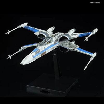 Star Wars: The Last Jedi - Spacecrafts & Vehicles - Star Wars Plastic Model - Blue Squadron Resistance X-wing Fighter - 1/72 (Bandai)ㅤ – Bandai – ActionFigureBrasil — com base expositora