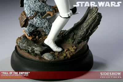 Star Wars VS. Diorama Series - Ewoks VS Stormtrooper (Fall Of The Empire)ㅤ – Sideshow Collectibles – ActionFigureBrasil — ambientada