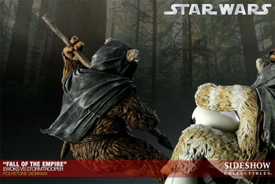 Star Wars VS. Diorama Series - Ewoks VS Stormtrooper (Fall Of The Empire)ㅤ – Sideshow Collectibles – ActionFigureBrasil — ângulo diferente