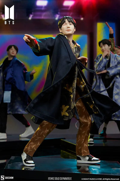 SUGA Deluxe - LIMITED EDITION – Sideshow Collectibles – ActionFigure Brasil — ângulo diferente