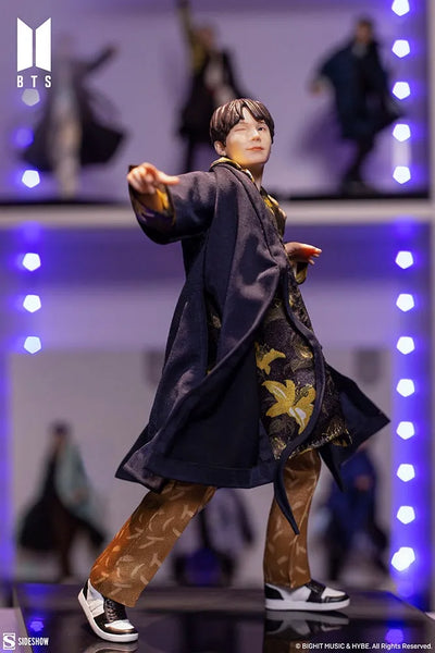 SUGA Deluxe - LIMITED EDITION – Sideshow Collectibles – ActionFigure Brasil — ângulo diferente