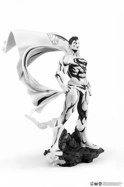 Superman Black & White Version (PX Exclusive) - LIMITED EDITION: 3000 (Black & White Version) – PureArts – ActionFigure Brasil — ângulo diferente