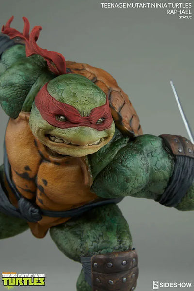 Teenage Mutant Ninja Turtles - Statue Raffaello by Paolo Riveraㅤ – Sideshow Collectibles – ActionFigureBrasil — com base expositora