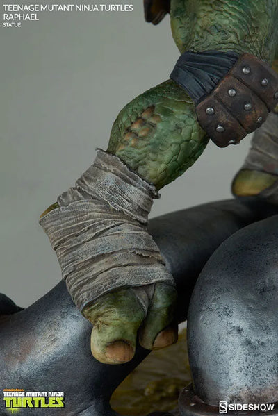 Teenage Mutant Ninja Turtles - Statue Raffaello by Paolo Riveraㅤ – Sideshow Collectibles – ActionFigureBrasil — close