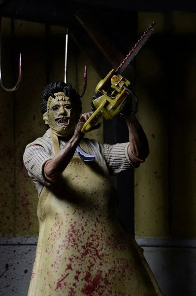 Texas Chainsaw Massacre - 40th Anniversary Ultimate Leatherface 7 Inch Action Figureㅤ – Neca – ActionFigure Brasil — com base expositora