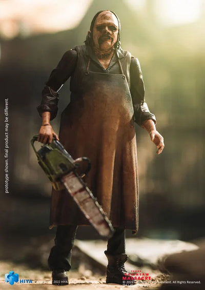 Texas Chainsaw Massacre -Leatherface Returns- 1/18 Action Figure Leatherfaceㅤ – Hiya Toys – ActionFigure Brasil — com base expositora