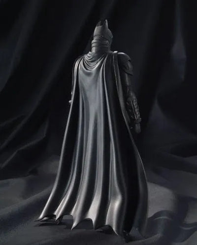 The Dark Knight - Batman - Movie Realization - 1/9 (Bandai)ㅤ – Bandai – ActionFigureBrasil — ângulo diferente