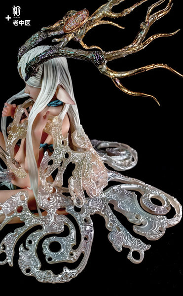 The Deer Lady Version 1 – Manas SUM – ActionFigure Brasil — com base expositora