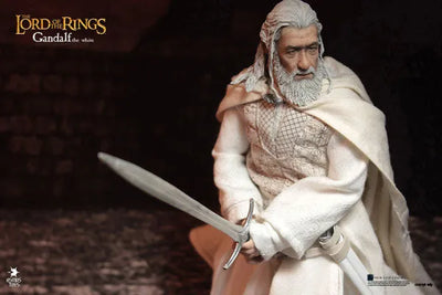 The Lord of the Rings 1/6 Collectible Action Figure - Gandalf the Whiteㅤ – Asmus Toys – ActionFigureBrasil — ângulo diferente