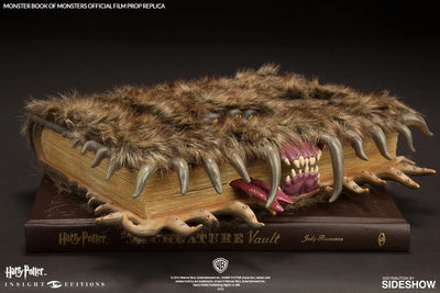The Monster Book of Monsters – Insight Collectibles – ActionFigure Brasil — ambientada