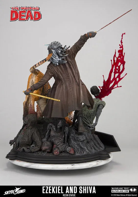 The Walking Dead - Ezekiel & Shiva Statueㅤ – McFarlane Toys – ActionFigure Brasil