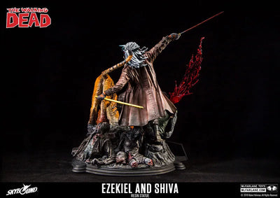 The Walking Dead - Ezekiel & Shiva Statueㅤ – McFarlane Toys – ActionFigureBrasil — close