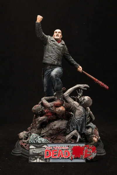 The Walking Dead - Negan Statueㅤ – McFarlane Toys/豆魚雷 – ActionFigureBrasil — ângulo diferente