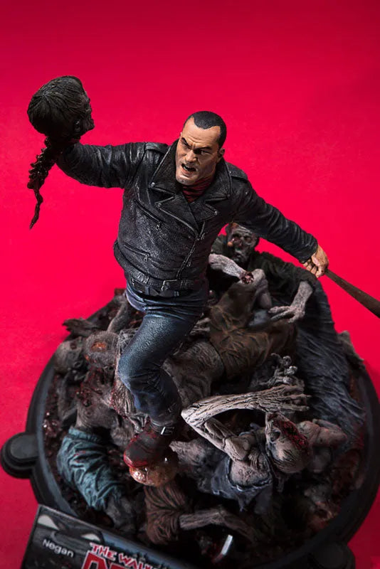 The Walking Dead - Negan Statueㅤ – McFarlane Toys/豆魚雷 – ActionFigure Brasil