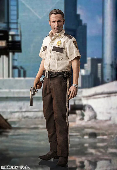 The Walking Dead - Rick Grimes - Season 1 - 1/6 (threezero)ㅤ – ThreeZero – ActionFigure Brasil — ângulo diferente
