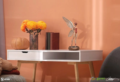 Tinkerbell (Fall Variant) - LIMITED EDITION: 2000 – Sideshow Collectibles – ActionFigure Brasil — com base expositora