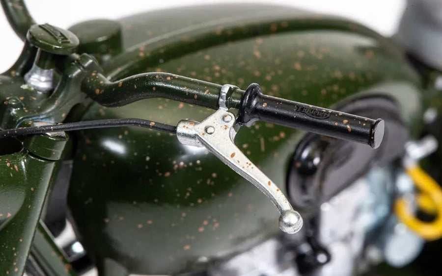 Triumph TR6 Trophy Weathered – Corgi – ActionFigure Brasil